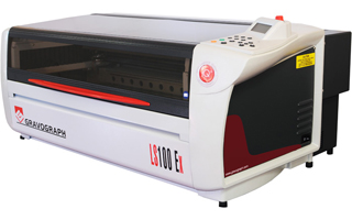 Lasergraviermaschine für größere Schilderaufträge